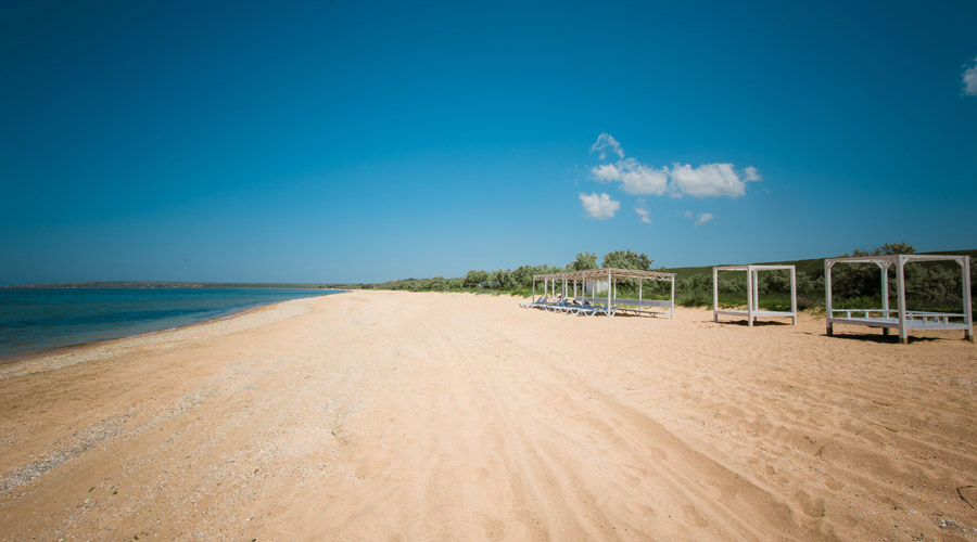 Отели Крыма на берегу моря - песчаный пляж в Новоотрадном